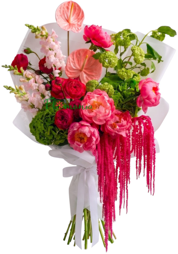 Букет с пионами, антуриумом, маттиолой и амарантом «Тропический карнавал»